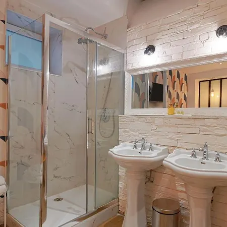 Cosy And Modern Updated Studio Apartment